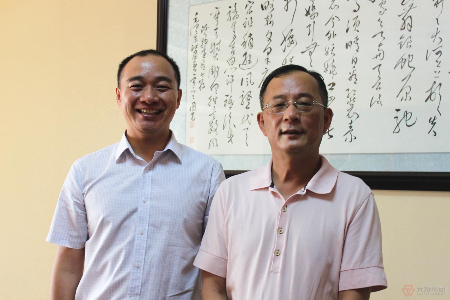湖南省商务厅副厅长周船一（右）和董事长游炎明