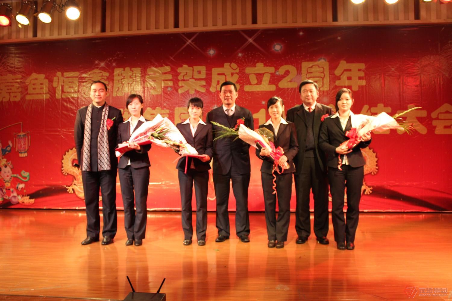 领导与销售冠亚季军合影