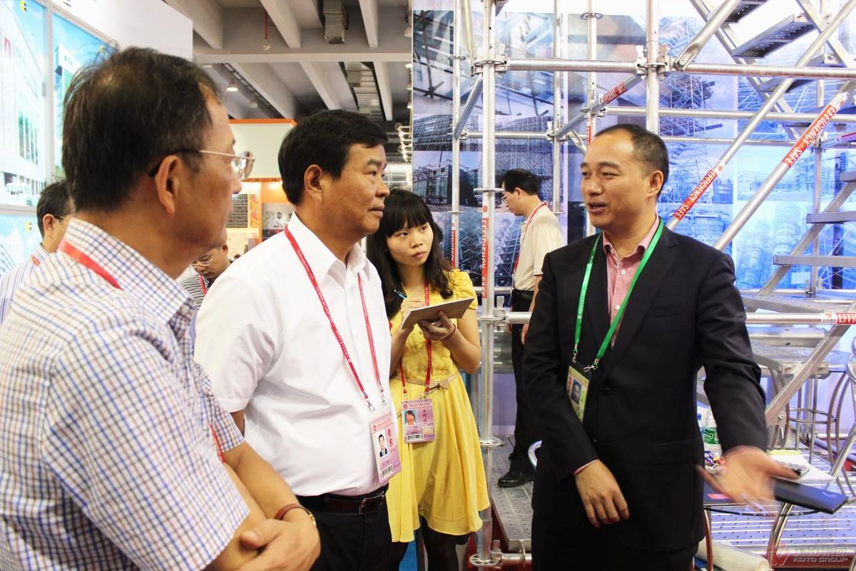 湖南省副省长何报翔（左二）一行参观我公司展位