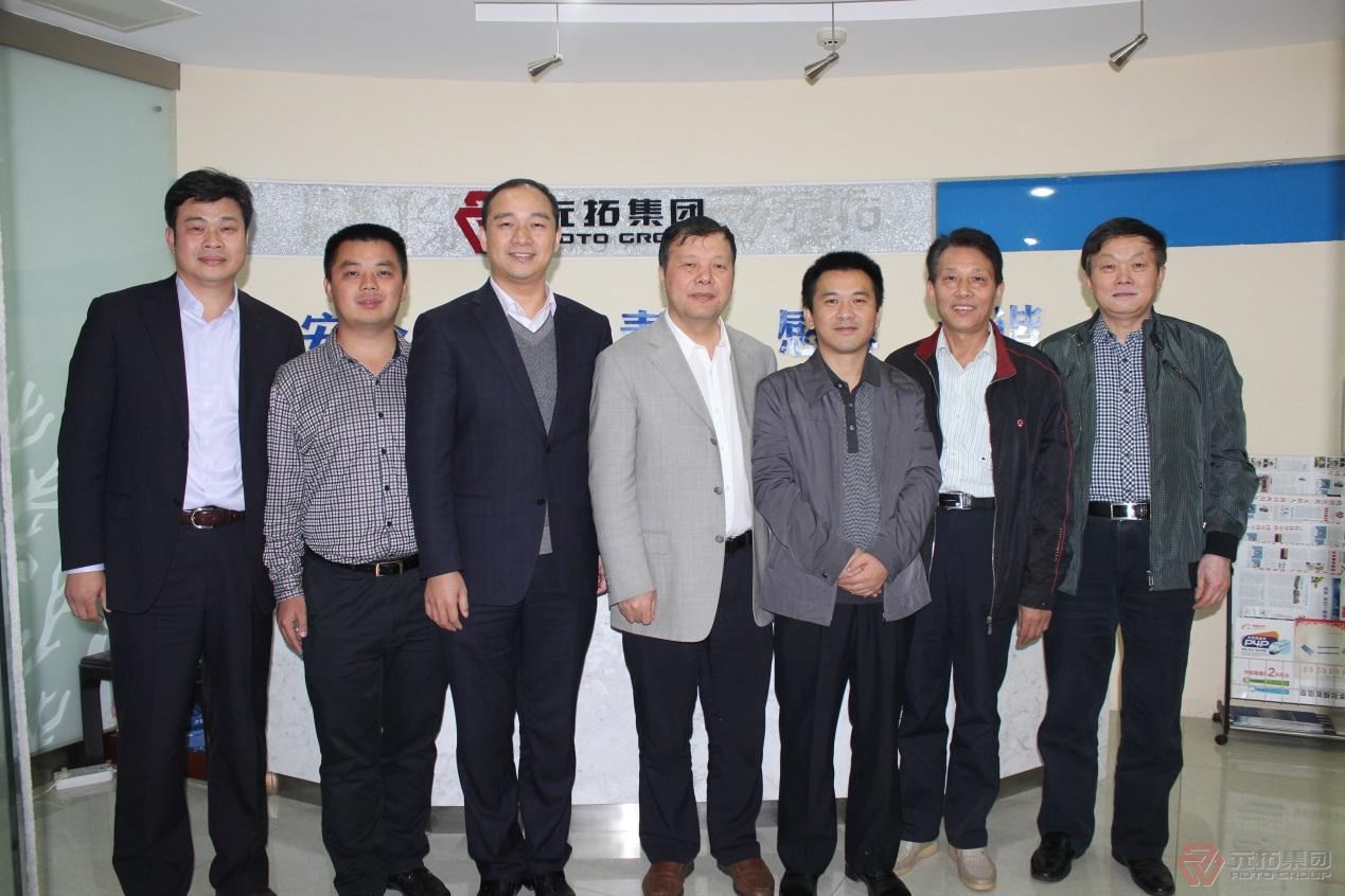 嘉鱼县委副书记李国光团队与元拓集团董事长游炎明合影